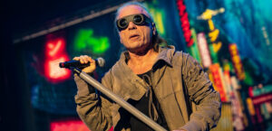 Bruce Dickinson (Iron Maiden) canta The Trooper fora do palco devido fumaça de sinalizador