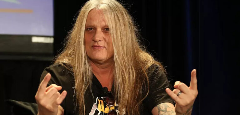 Sebastian Bach manda recado para quem quer seu autógrafo: “Se for alguma coisa que você fez no seu porão, eu não vou assinar”