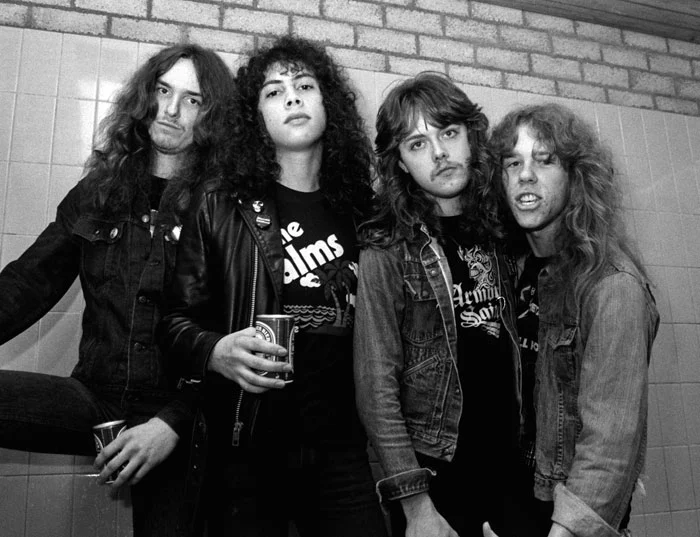 A banda que foi “esmigalhada” pelo Metallica em 1988; “o baixo está baixo demais?”