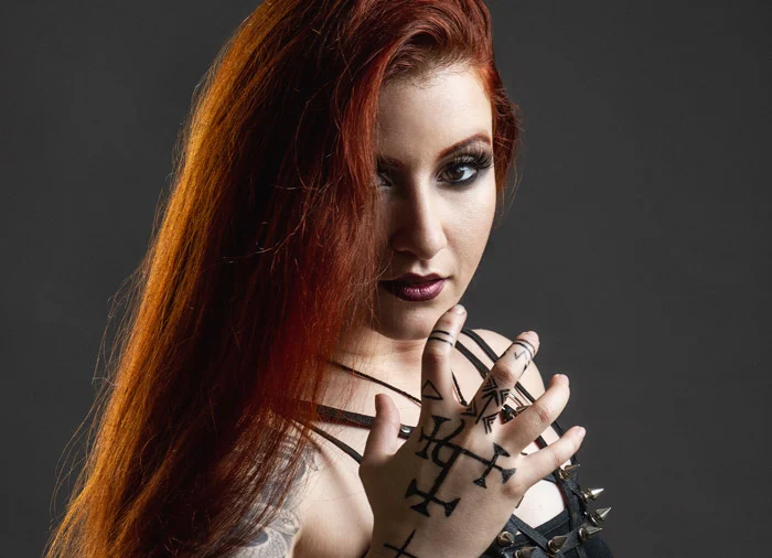 A missão de treinar a nova cantora da Nervosa: o trabalho de Mayara Puertas com Prika