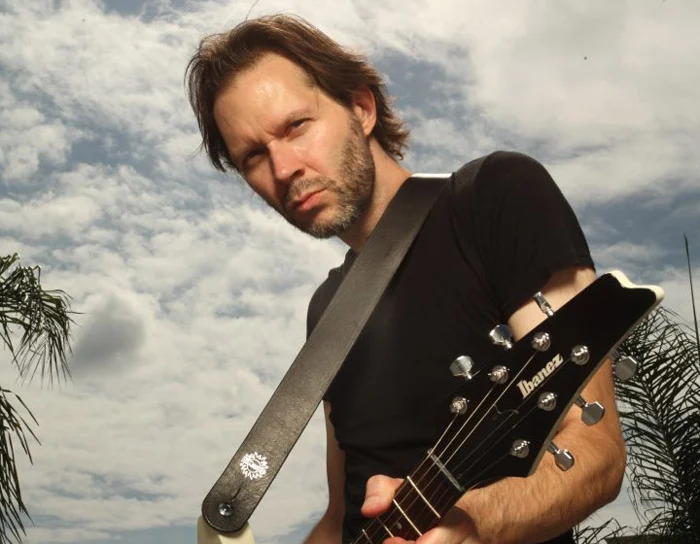 A música do The Doors que dava sono em Paul Gilbert: “isso era chato pra mim”