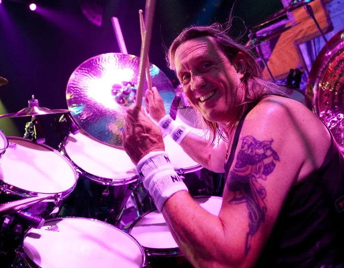 A resposta de Nicko McBrain a rumor sobre saída de Dave Murray