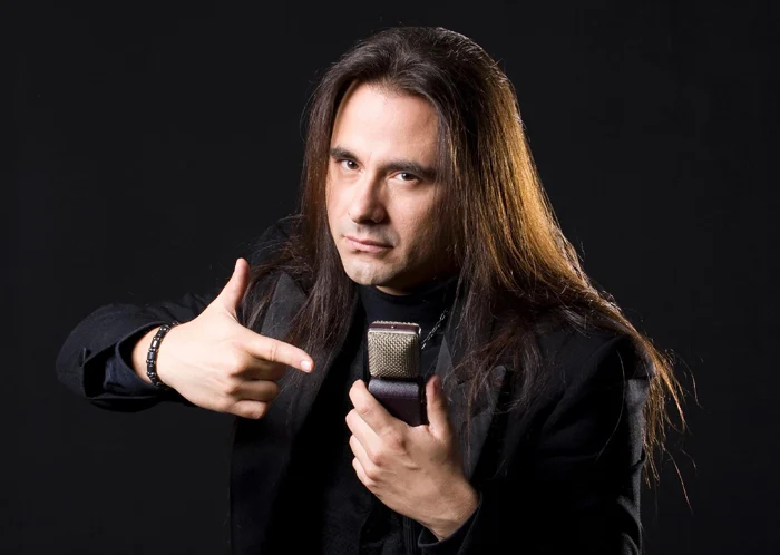 Angra foi “várias vezes” atrás de Andre Matos, revela Felipe Andreoli