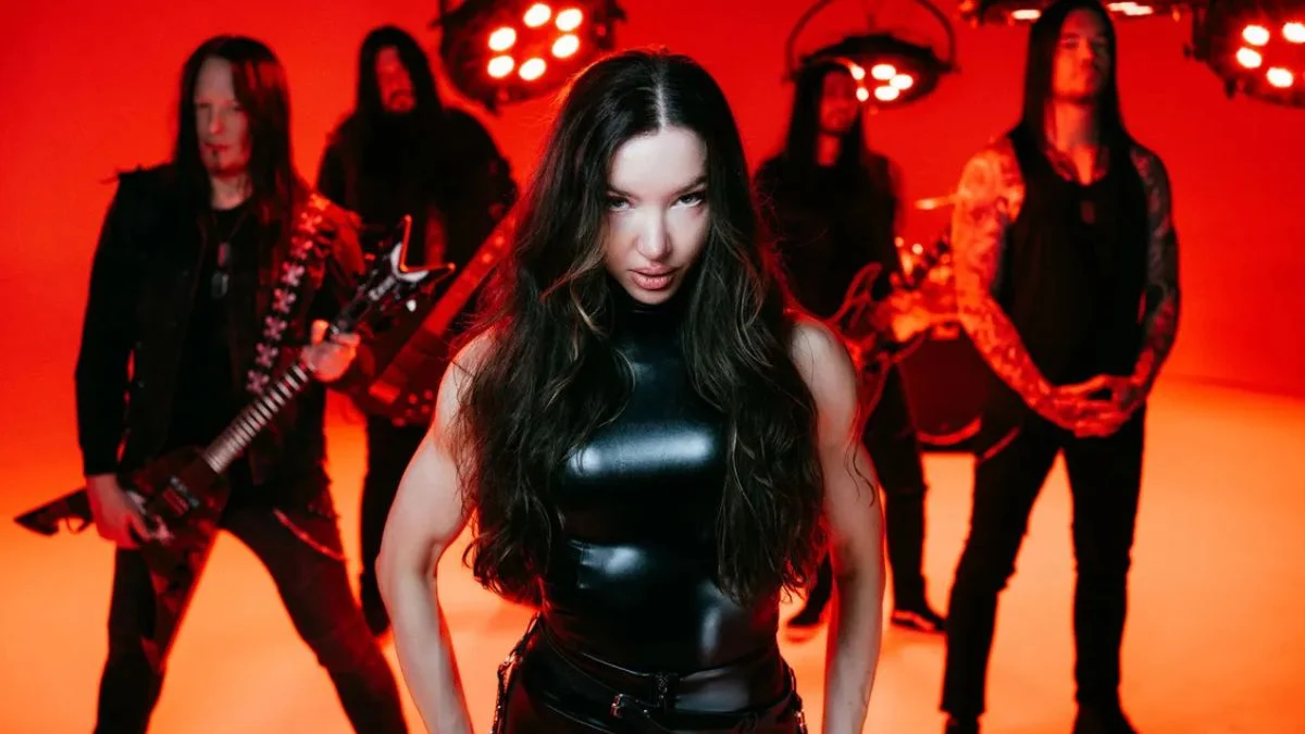 Arch Enemy realiza primeiro show com a vocalista Lauren Hart