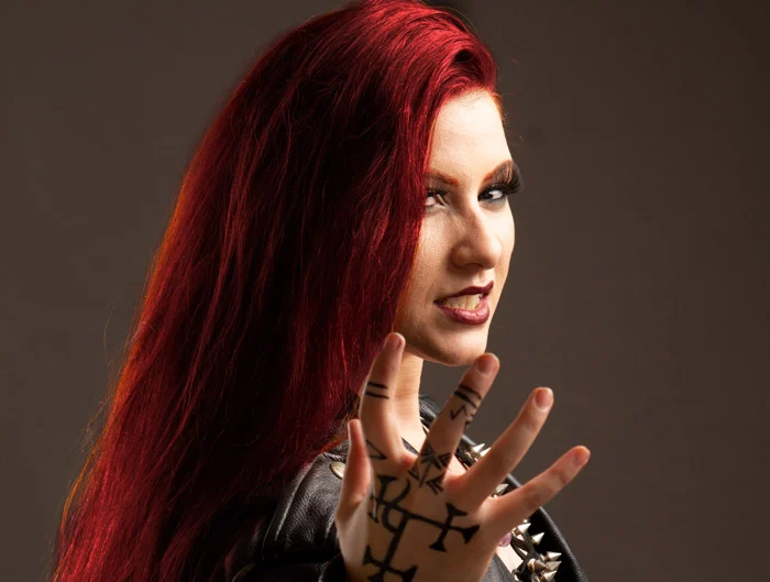 As duas cantoras brasileiras que mereciam estar no Arch Enemy, segundo Mayara Puertas