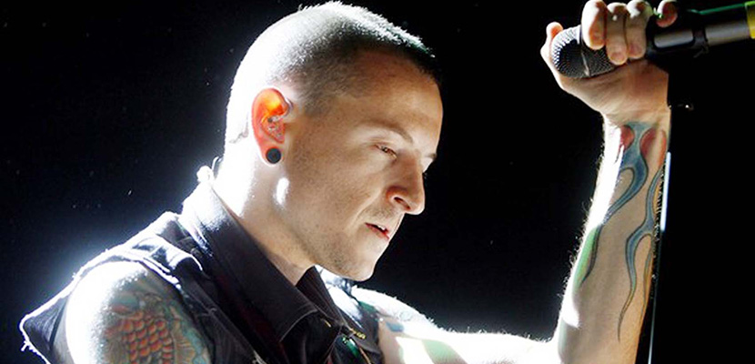 Conflitos familiares impediram que as irmãs de Chester Bennington soubessem detalhes da morte do pai