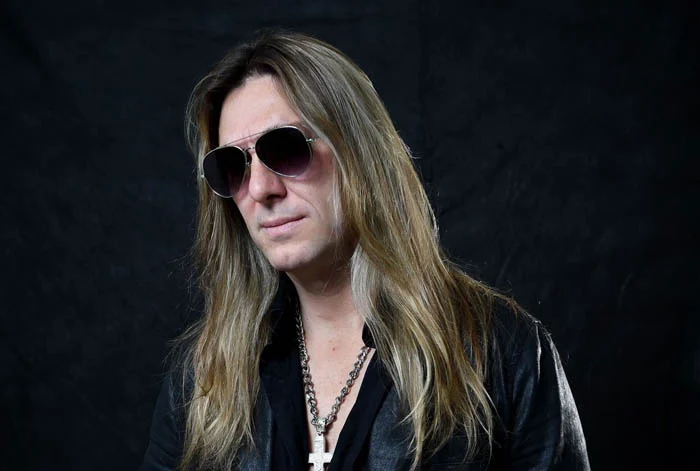 Edu Falaschi pede desculpa a Rafael Bittencourt por conflito no Angra e ouve: “Eu amo você”