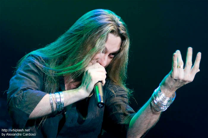 Edu Falaschi vendeu perfumes para financiar o início de sua carreira no metal