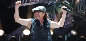 Brian Johnson lembra fenômeno sobrenatural na criação de Back In Black: “Deixei a luz acesa a noite toda”