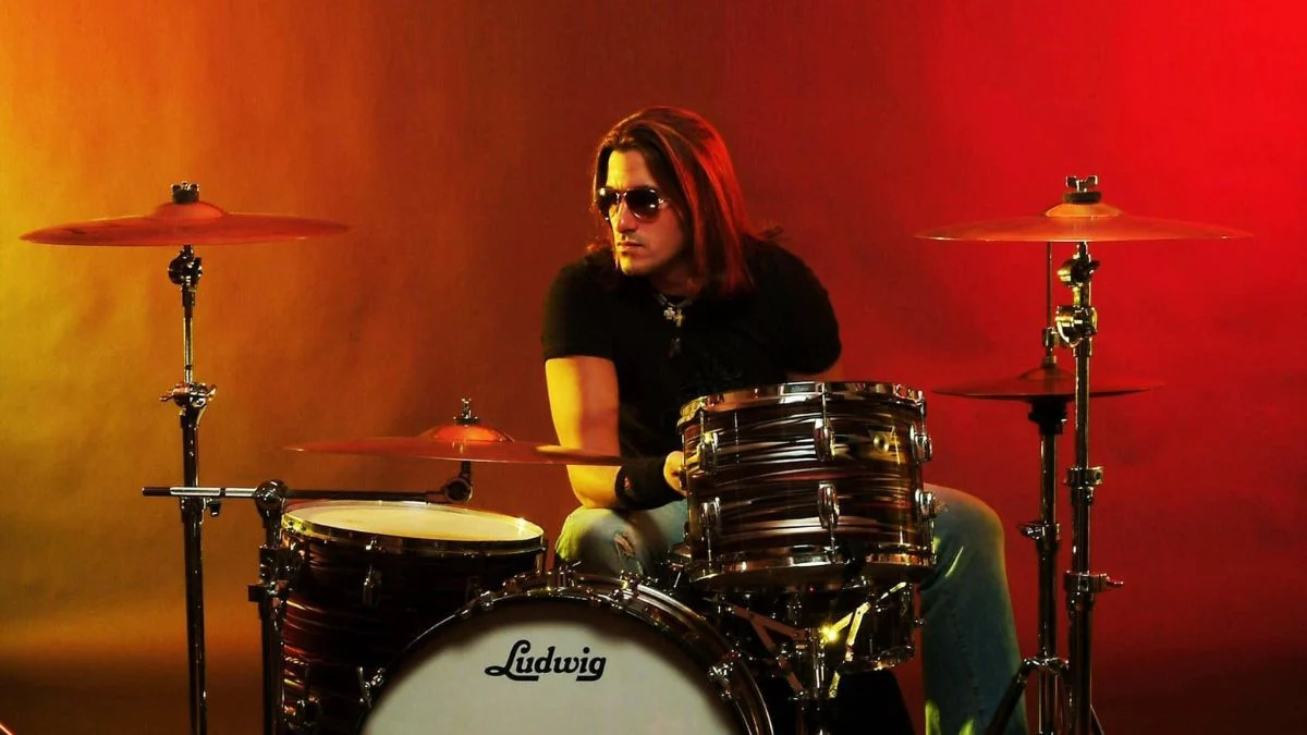 Joey Cassata explica convite para ser baterista do Twisted Sister