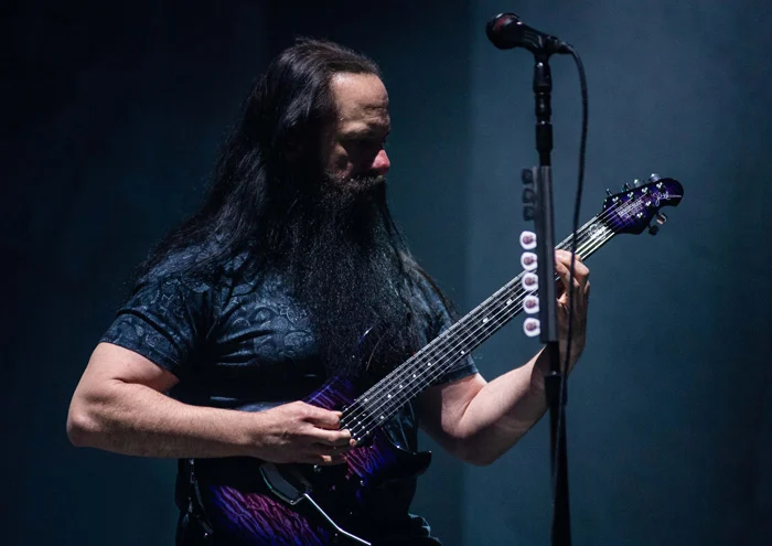 John Petrucci tenta dar lição em fã que o estava filmando e comete trapalhada