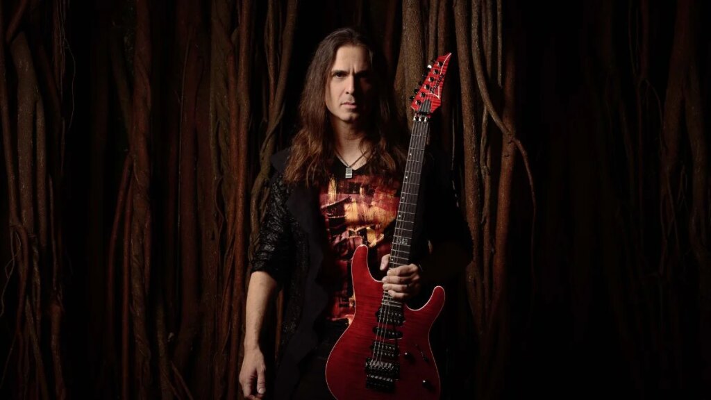 Kiko Loureiro anuncia 4 shows no Brasil com participação especial misteriosa