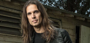 “Não tínhamos dinheiro para comprar álbuns, minha família era da classe média”, diz Kiko Loureiro (Angra)