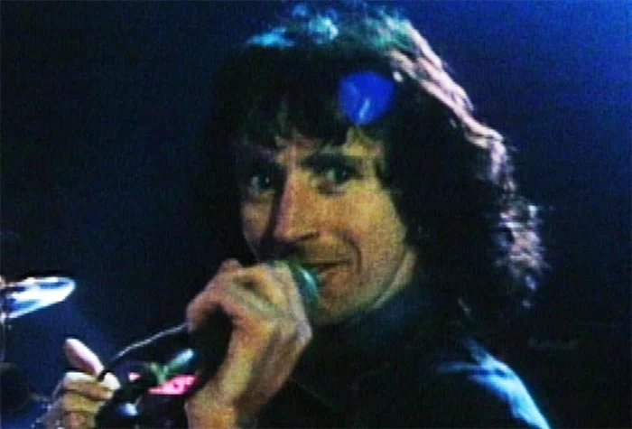 Lars Ulrich, do Metallica, acha que Bon Scott é o vocalista mais legal de todos os tempos