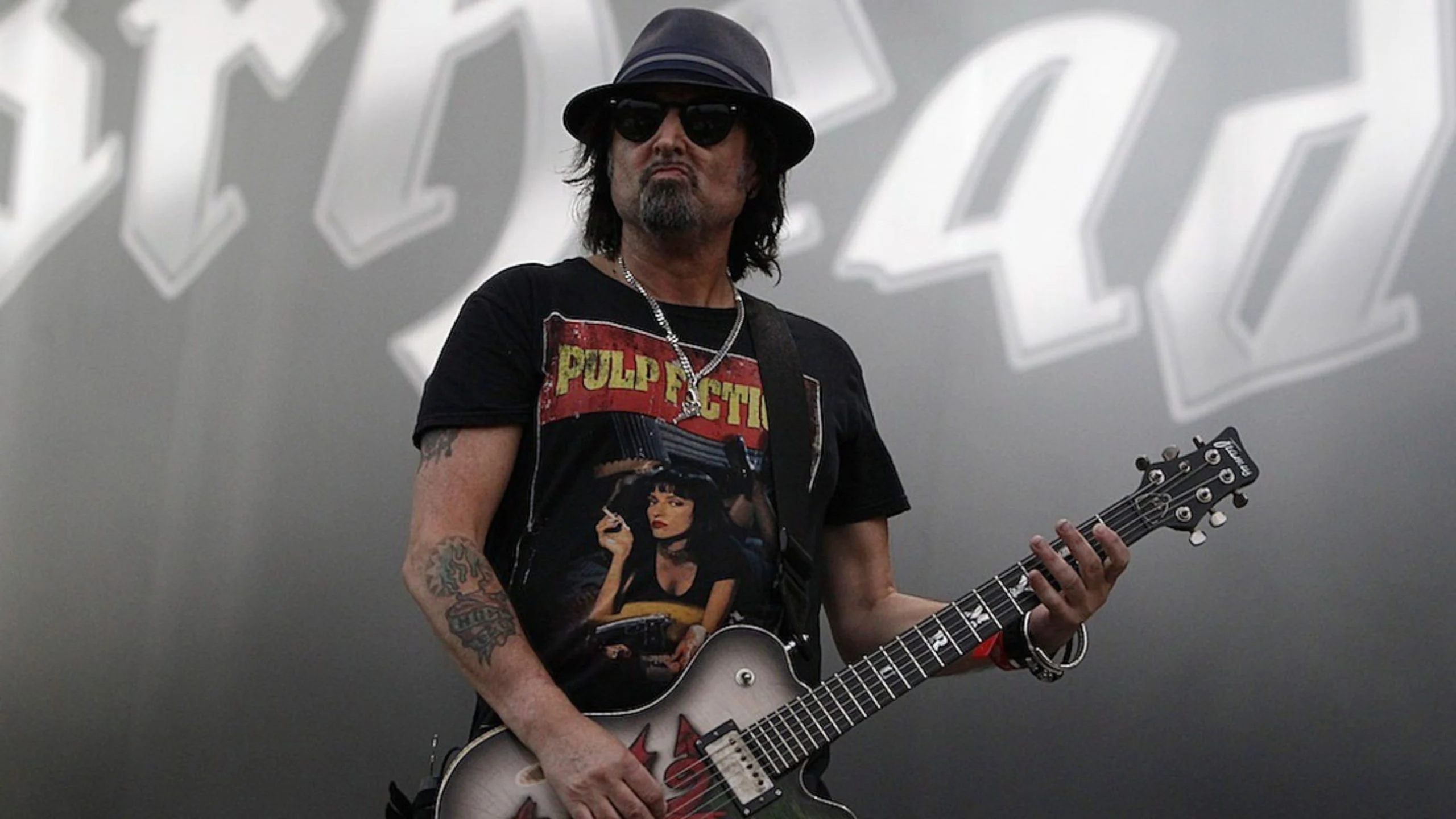 Morre Phil Campbell, guitarrista do Motörhead, aos 64 anos