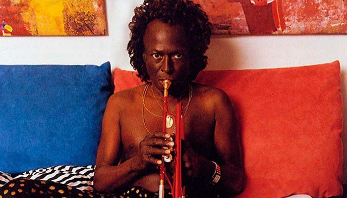 O guitarrista de rock que não saía dos ouvidos do lendário compositor de jazz Miles Davis