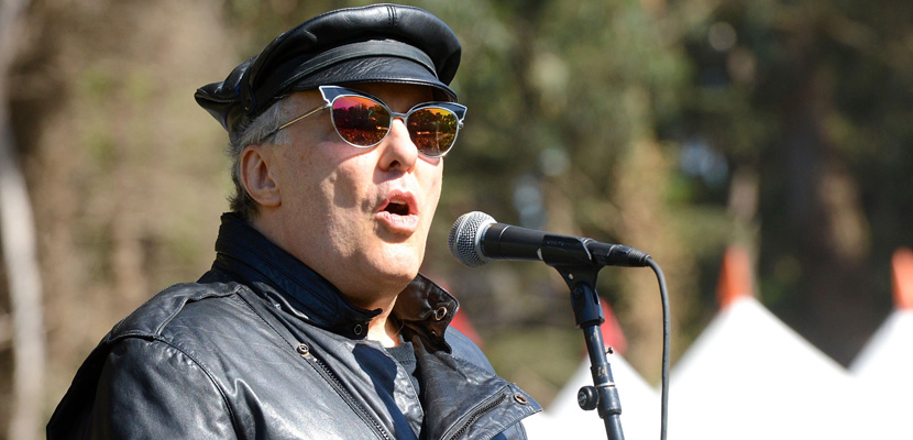 Jello Biafra está com dificuldade para se recuperar do AVC: “Lado esquerdo não está cooperando”