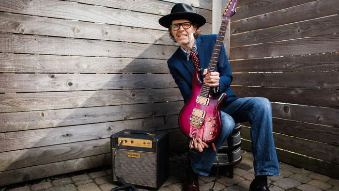 O vocalista que Paul Gilbert tentou recriar na guitarra; “não conseguia cantar como ele”