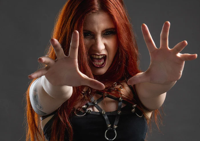 Os 5 álbuns e metal que moldaram Mayara Puertas, vocalista do Torture Squad
