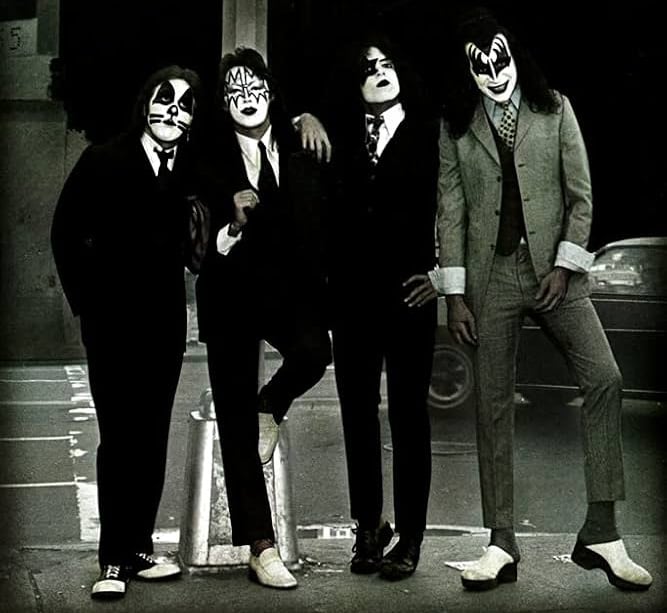 Quem é maior no Brasil: Kiss ou AC/DC? Regis Tadeu responde e explica por quê