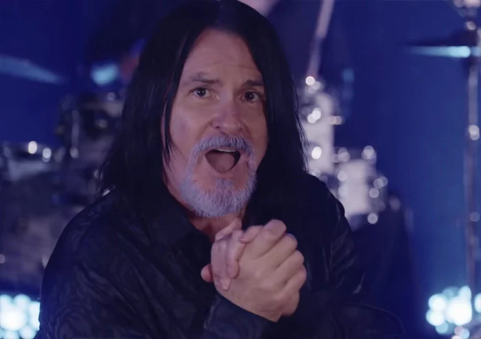 Tommy DeCarlo morreu exatamente 19 anos depois que Brad Delp, vocalista original do Boston