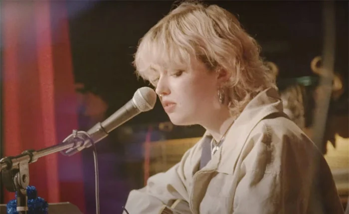 Violet, filha de Dave Grohl, anuncia álbum solo “Be Sweet to Me”