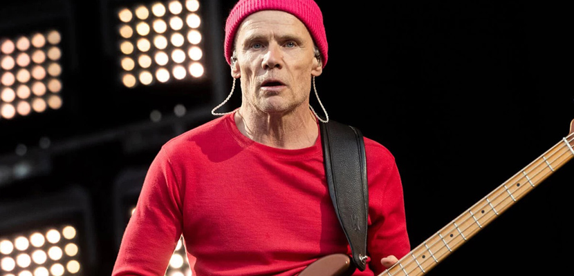 Flea, baixista do Red Hot Chili Peppers, afirma que “é ótimo ser gay”