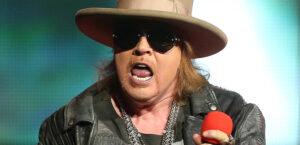 Funcionária de sorveteria atende Axl Rose e não saca que é o líder do Guns N’ Roses