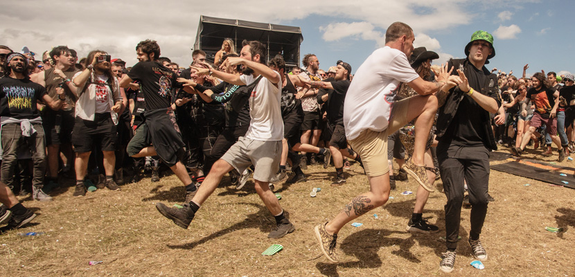 Heavy metal outfit captura a glória berrante da música mais amada e odiada do mundo