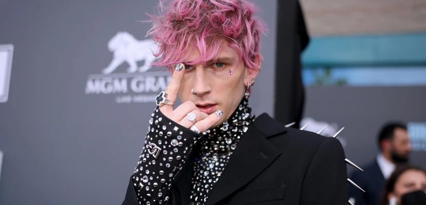 Machine Gun Kelly diz que briga com Corey Taylor foi uma reação aos ataques do cantor