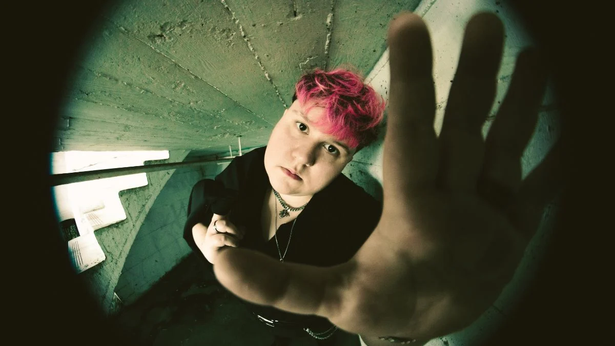 Pinknoise encara ódio virtual e resistência em novo EP ‘Flesh and Bone’