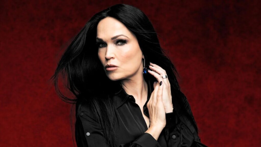 Tarja Turunen fala sobre o fim do uso de saltos altos em seus shows e a produção de ‘Frisson Noir’