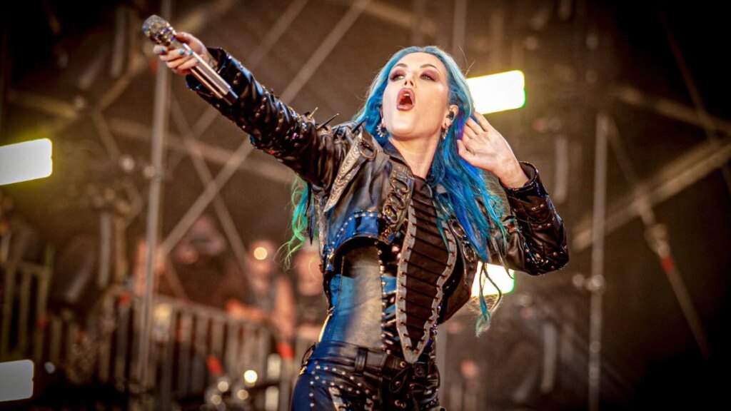 Alissa White-Gluz revela como se tornou vocalista do DragonForce