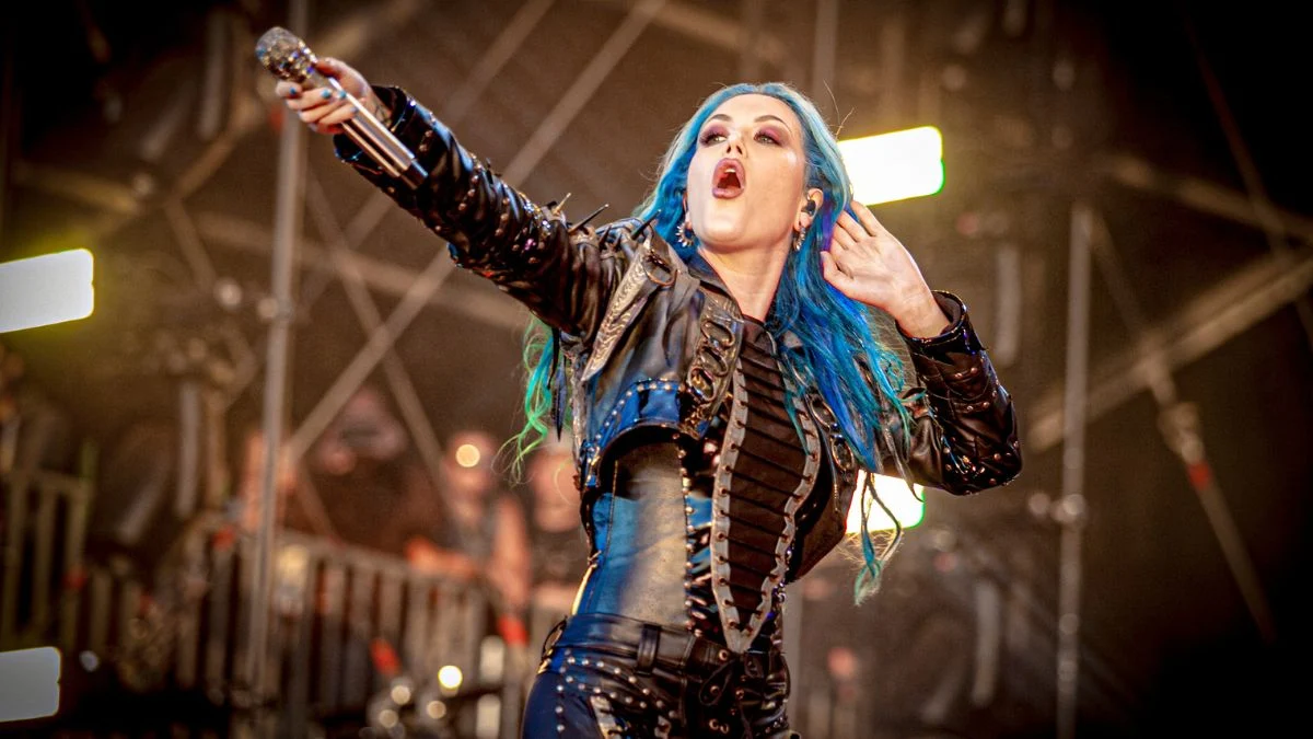 Alissa White-Gluz revela como se tornou vocalista do DragonForce
