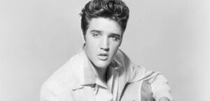 Carreira de Elvis Presley após 1957 foi “um incrível desperdício de um grande talento”, segundo Paul Simon
