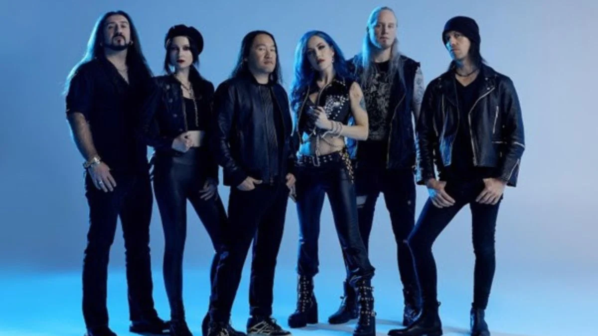 Alissa White-Gluz estreia ao vivo no DragonForce após saída do Arch Enemy