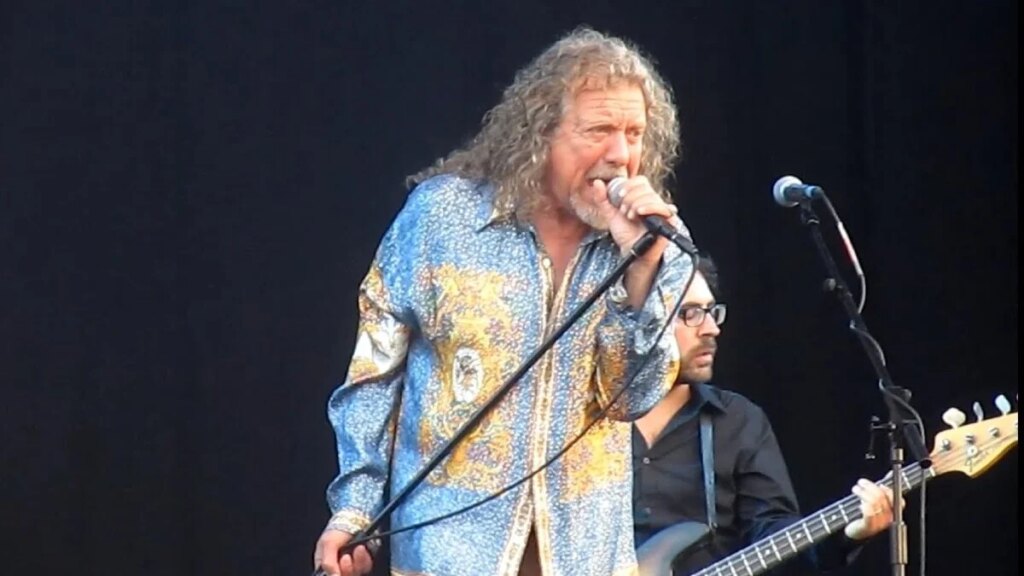 Fã invade palco durante show do Robert Plant no c6 Fest, em São Paulo