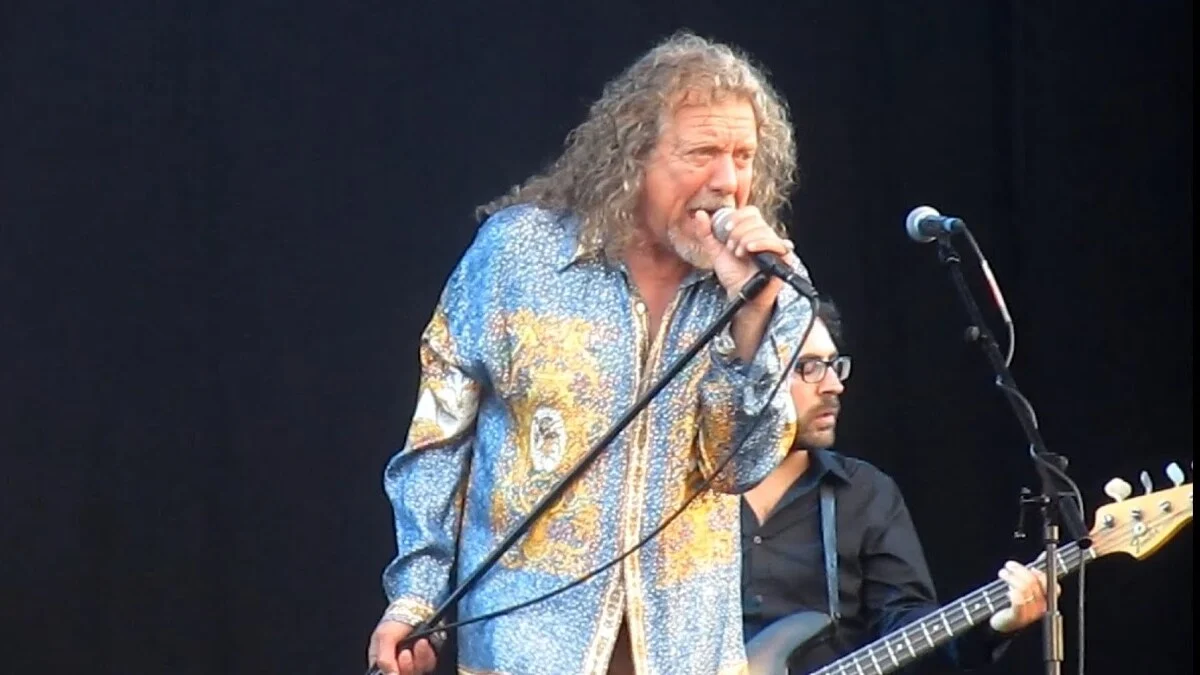 Fã invade palco durante show do Robert Plant no c6 Fest, em São Paulo