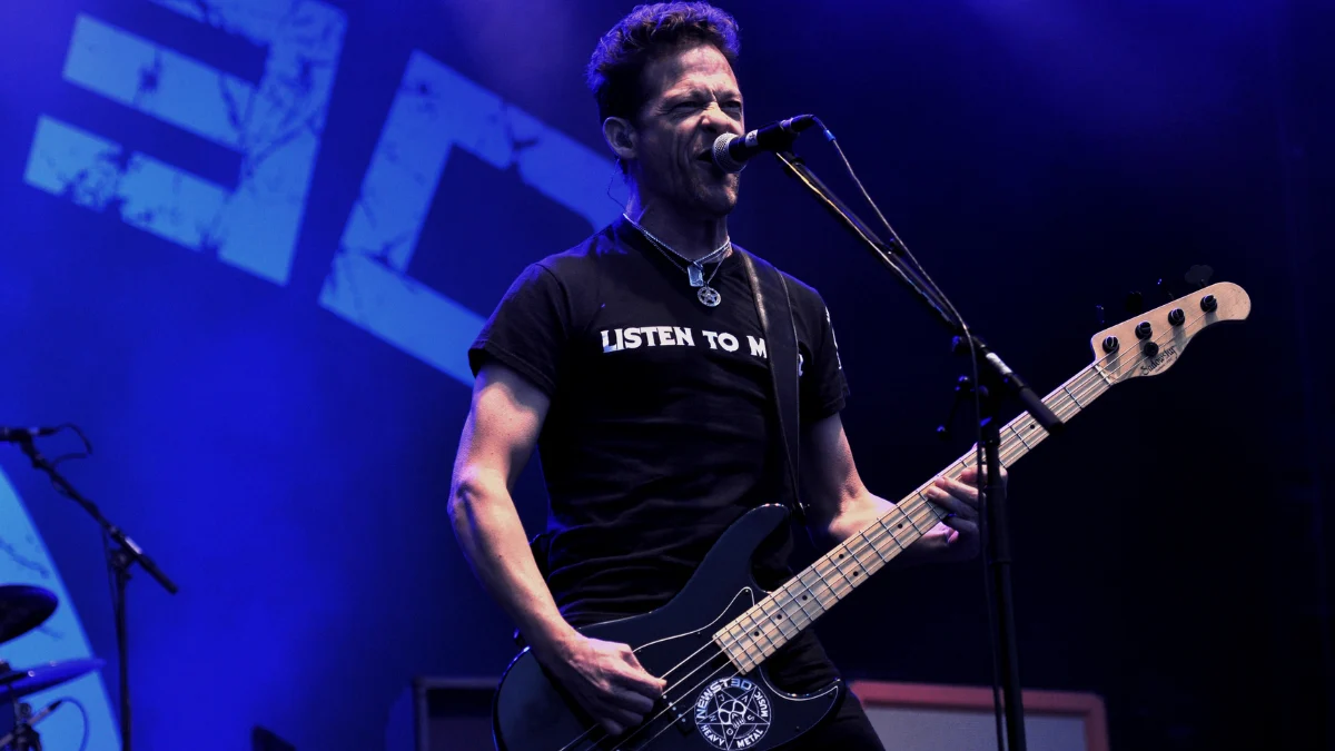 Jason Newsted saiu do Metallica para tratar vício: “Pedi um tempo e eles disseram não”