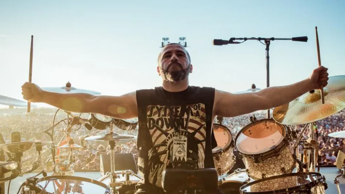 John Dolmayan inclui São Paulo em sessão de autógrafos de HQ