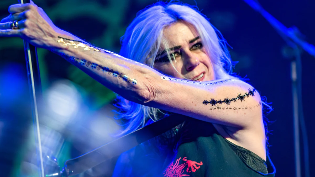 L7 anuncia turnê de despedida após mais de 40 anos