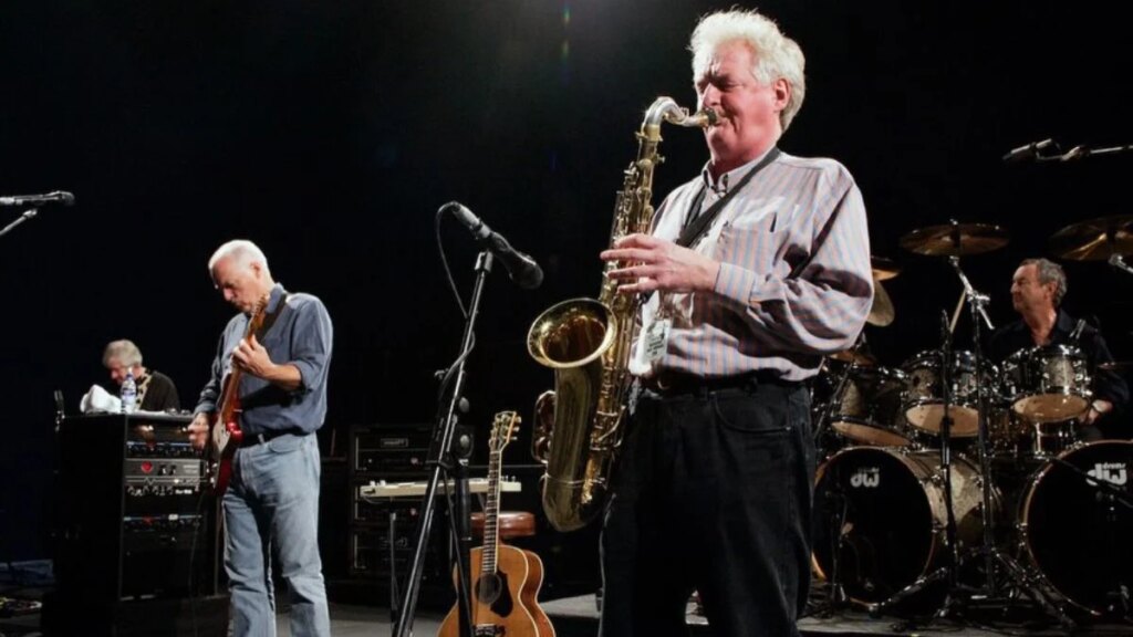 Morre Dick Parry, saxofonista do Pink Floyd, aos 83 anos