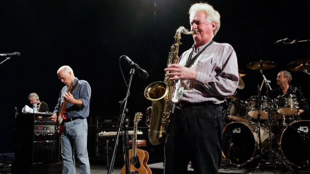 Morre Dick Parry, saxofonista do Pink Floyd, aos 83 anos