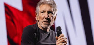 Roger Waters faz protesto em frente ao Centro de Detenção Metropolitano do Brooklyn e exige libertação de Maduro