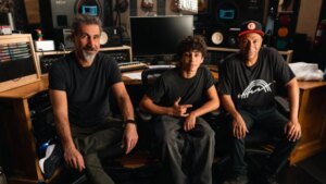 Tom Morello lança single “Adjourn It” com Serj Tankian e seu filho Roman