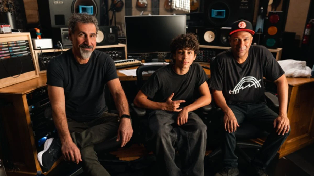 Tom Morello lança single “Adjourn It” com Serj Tankian e seu filho Roman