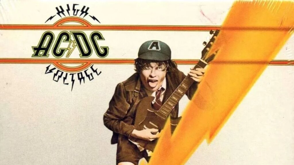 ‘High Voltage’: Primeiro álbum do AC/DC teve duas versões e foi detonado pela crítica americana