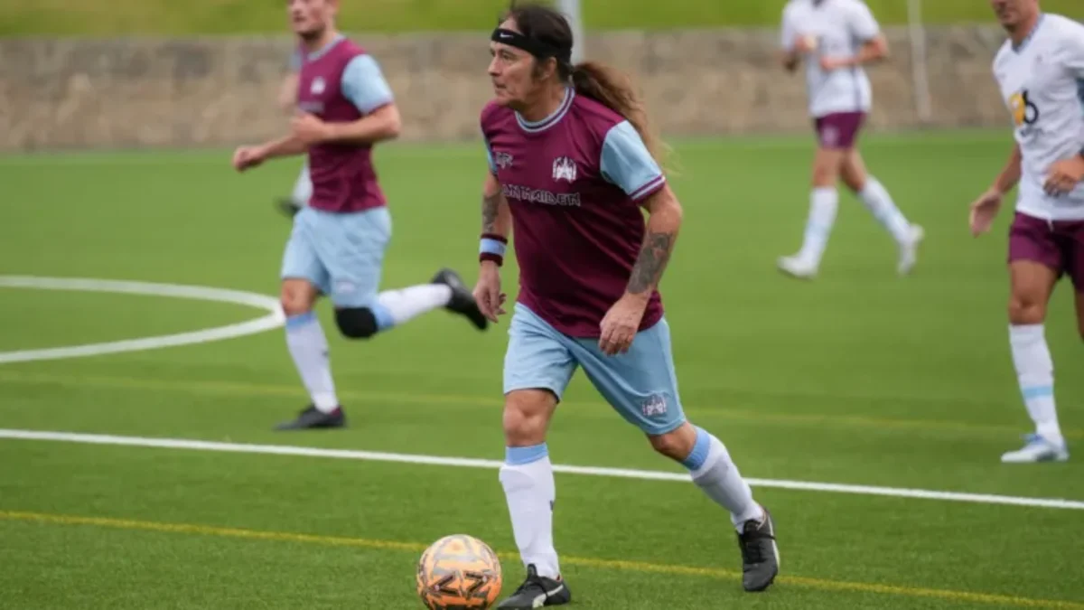 Relembre como Steve Harris quase jogou no West Ham antes de fundar o Iron Maiden 