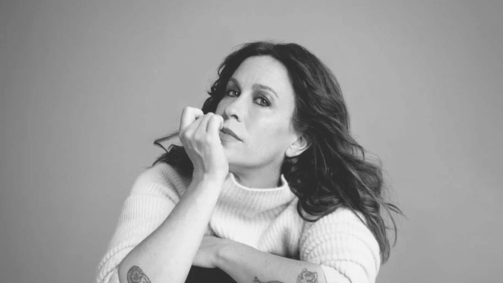 Alanis Morissette relembra rótulo de “mulher raivosa” após “You Oughta Know”