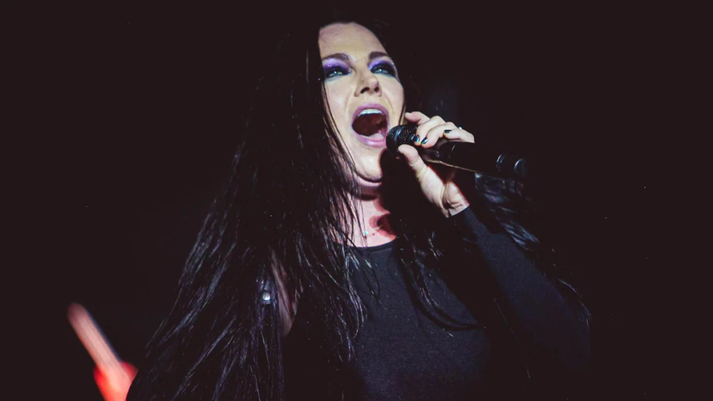 Amy Lee celebra união feminina dentro do metal: “Amo a irmandade”